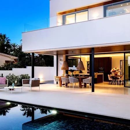 4br Sea-view Retreat W Rooftop Jacuzzi- Gym - Pool Villa Marbella